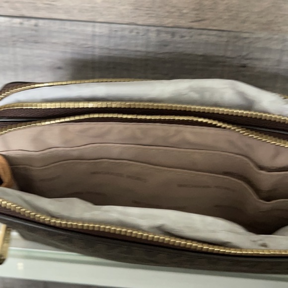 ❤️NWT!!!❤️ MICHAEL Kors Large double zip wristlet. - Picture 8 of 11